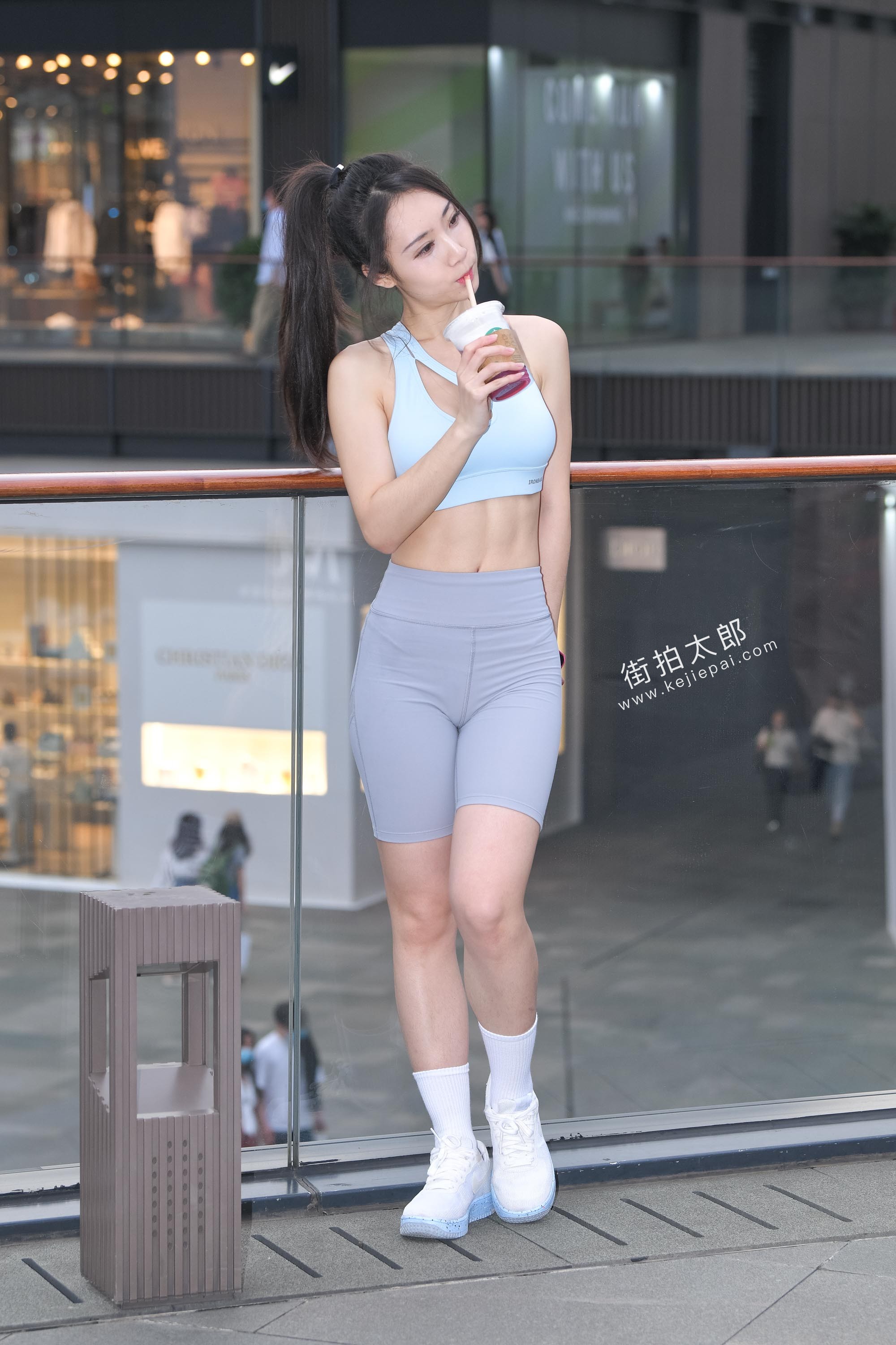 街拍女神：超短牛仔热裤紧身白色T恤的好身材女生 - 知乎