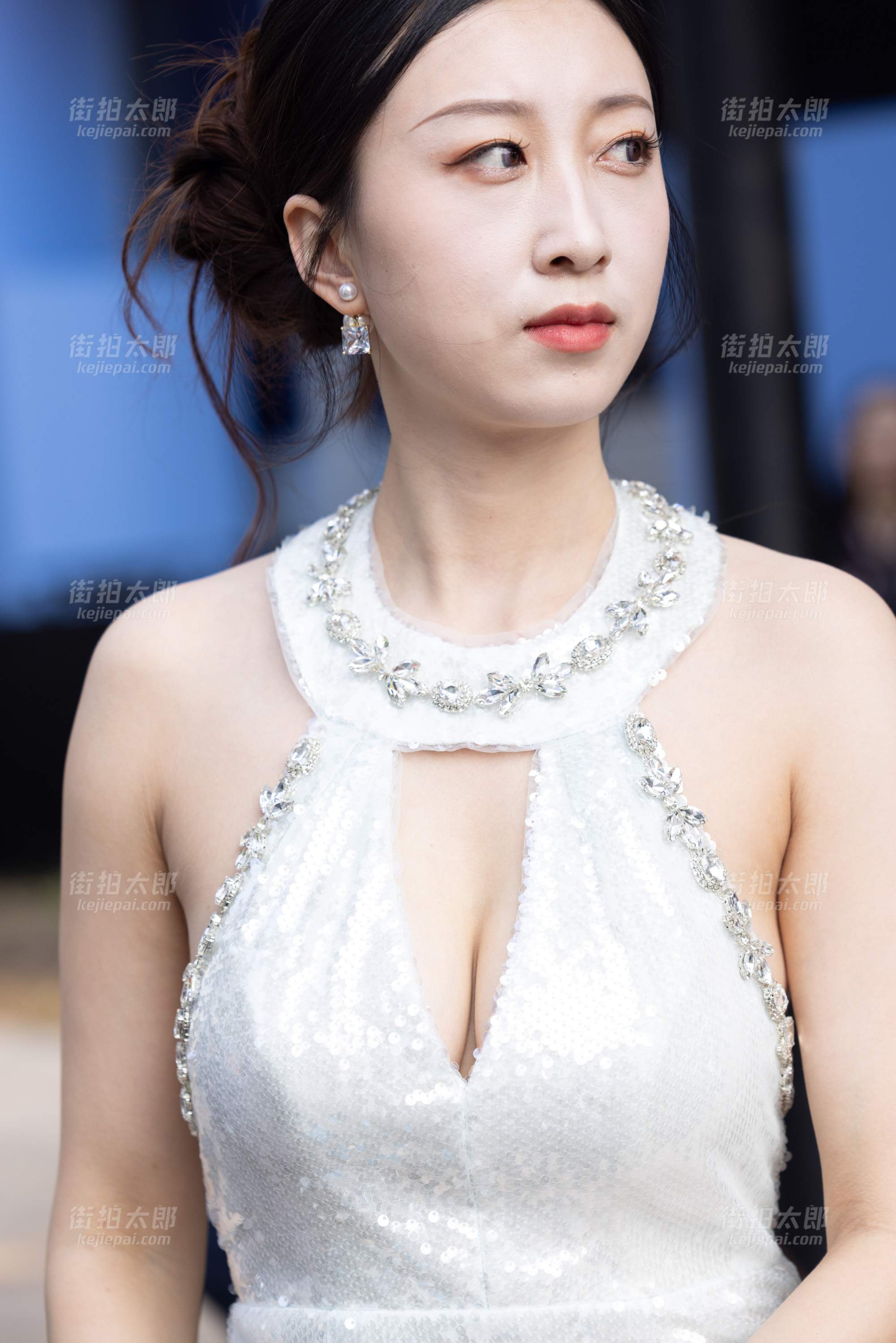 LB162-145P 上海时装周-性感开叉露胸挂脖礼服少妇