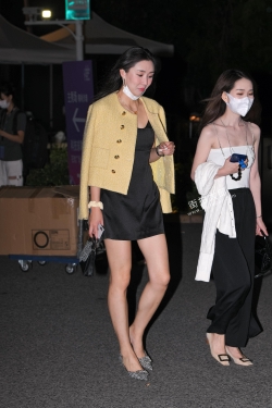 黄衫黑裙高跟凉鞋 21-10-29-49P