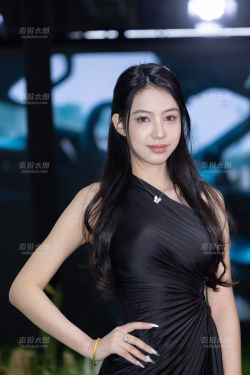 250328-19=42 改装展上的黑裙白皙性感美脚车模