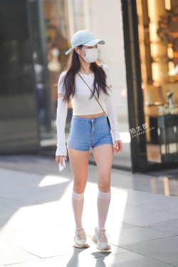 210429-15 热裤美眉