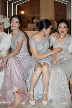 大长腿贵妇中门大开ZG66P