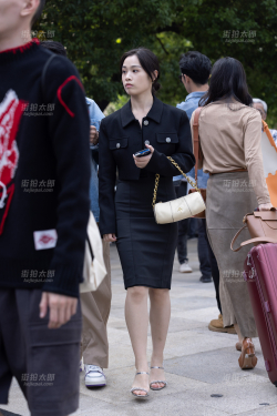 241010-8=27 时装周街拍韵味白皙美脚少妇