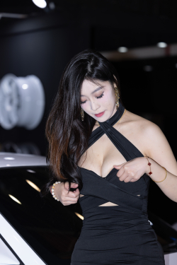 240329-2=50 逛车展时遇到的很暴露的丰满熟女