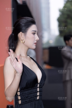 LB077-122P 时装周-网红车模小露娜性感深V美胸【套图➕视频】