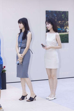 LB011-26P 某展台的美女主播销售